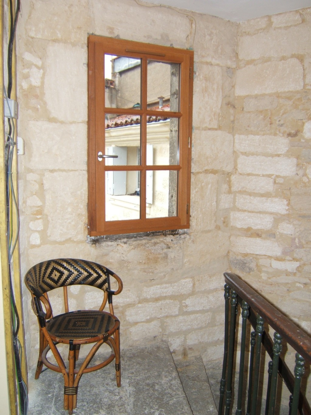 Fenêtre bois et pierre apparente pour une rénovation en centre ville